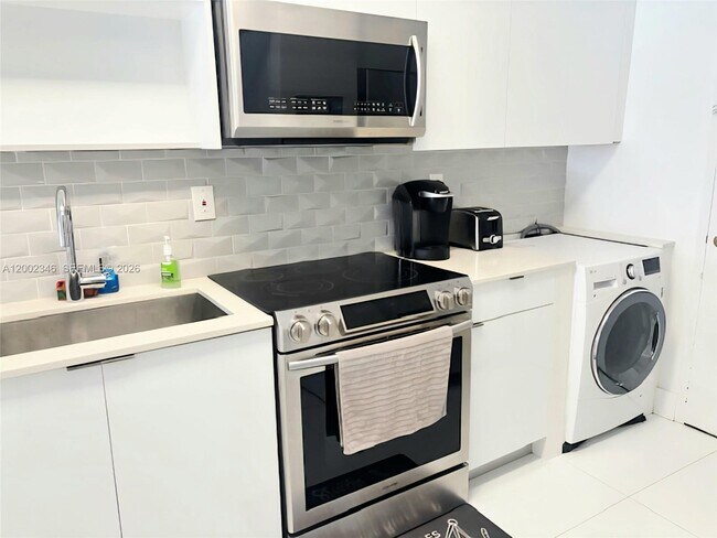 Building Photo - 100 Lincoln Rd