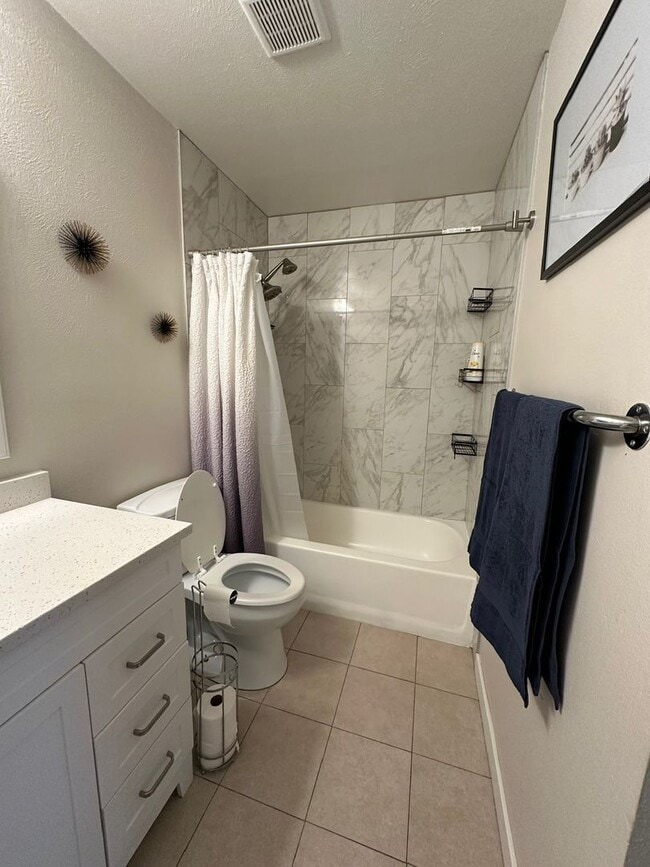 Building Photo - Bright & Updated 2Bd/1Ba Condo in Aurora