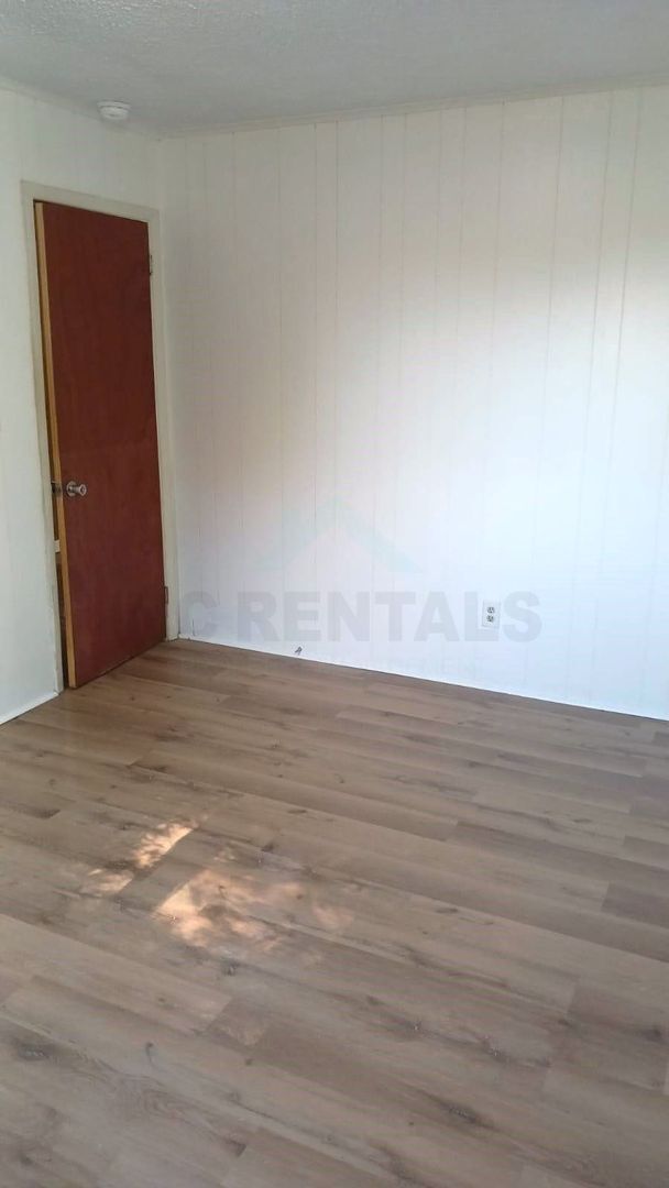 Building Photo - COMING SOON: Recently Renovated 2-Bedroom ...