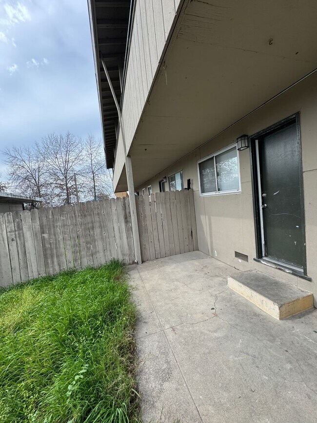 Building Photo - Move in incentive; One Bedroom One Bath Apartment with Patio and Small Yard SEE VIDEO