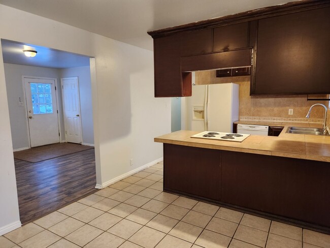 Building Photo - Great 5 Bed 3 Bath Rambler Home in Sandy