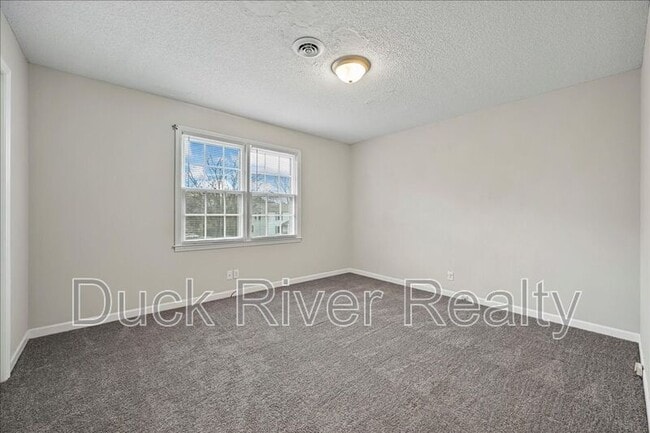 Building Photo - 525 Woods Dr