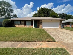 Building Photo - South Bossier Beauty! Hurry Before Its Gone!