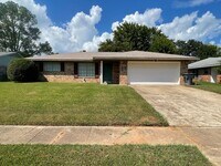 Building Photo - South Bossier Beauty! Hurry Before Its Gone!