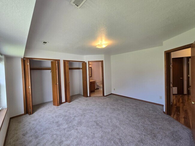 Building Photo - Charming Home on .34 acres!
