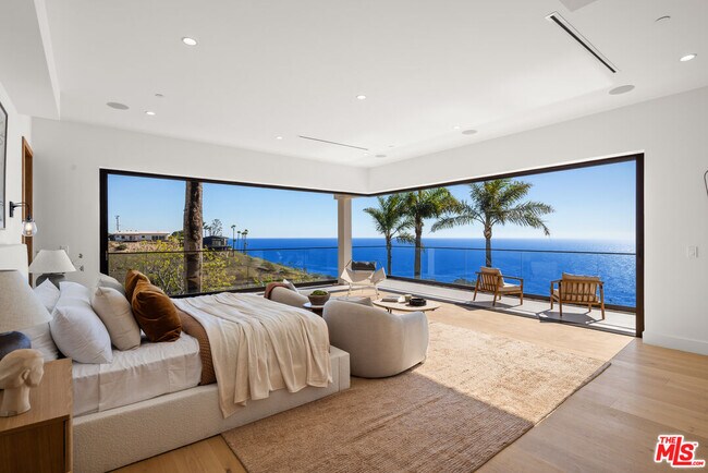 Building Photo - 4732 Avenida Del Mar