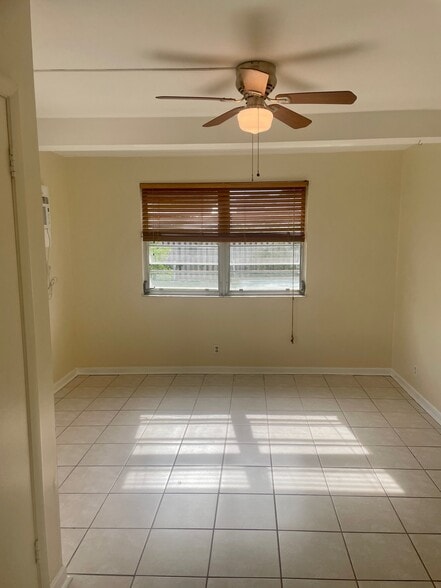 livingroom - 1412 NE 2nd Ave