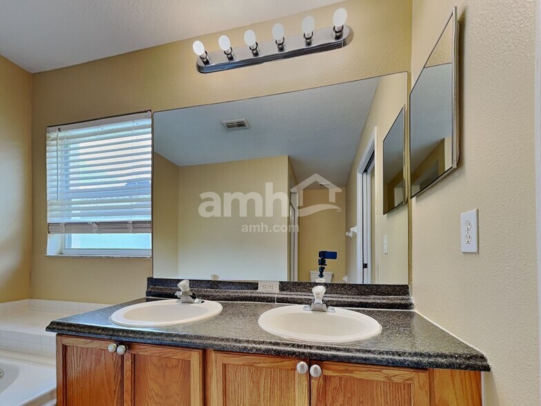 Building Photo - 950 Woodsong Way