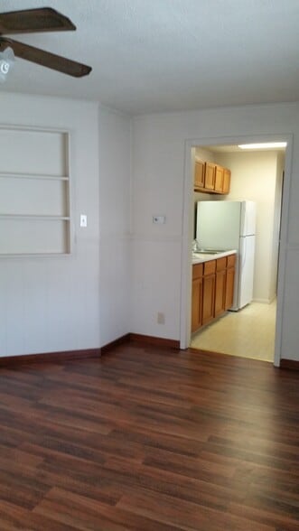 Building Photo - 906 W 3rd St