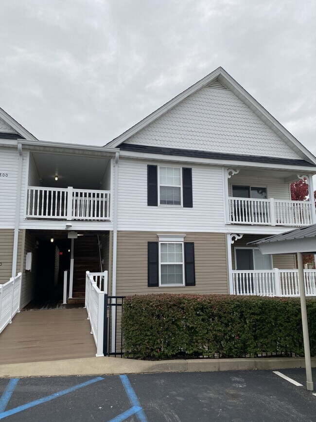 Building Photo - 6201 Spring River Dr