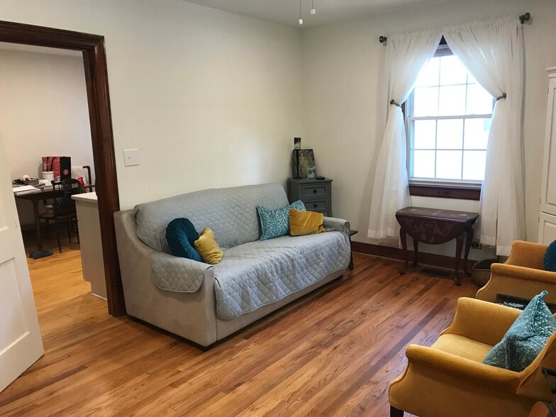 Building Photo - 905 Rosehill Ave