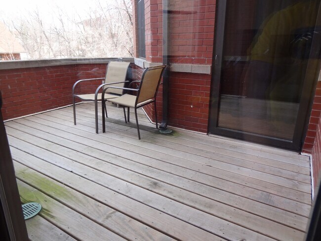 Building Photo - Available August 12th - 3 bed 2 bath Wicker Park