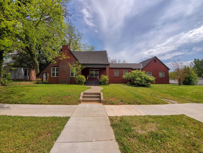 Building Photo - 3 Bedroom 2 Bath Home in Shawnee