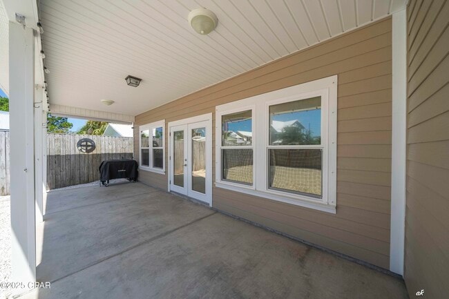 Building Photo - 6813 S Lagoon Dr