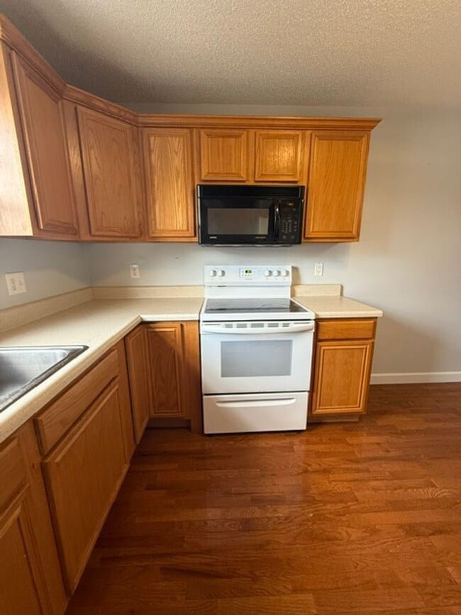 Building Photo - Worry free living, brick condo in Jonesborough!