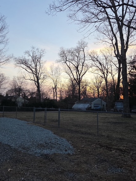 Building Photo - 8011 Kenmore Dr