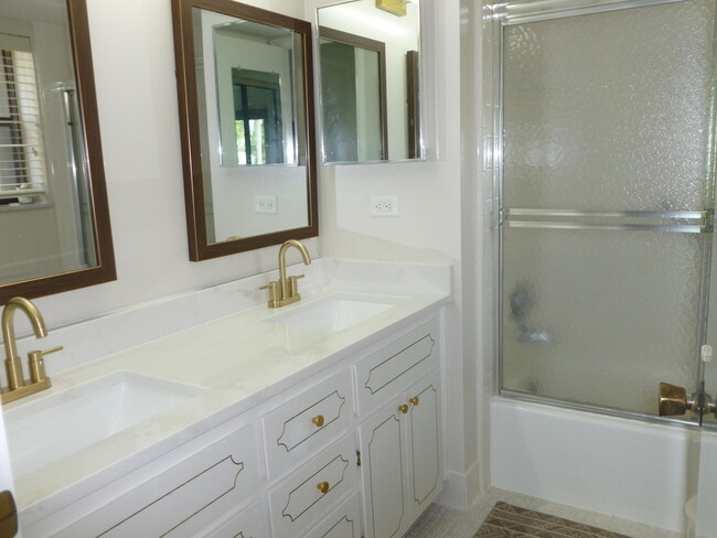 Building Photo - 2 SE Turtle Creek Dr