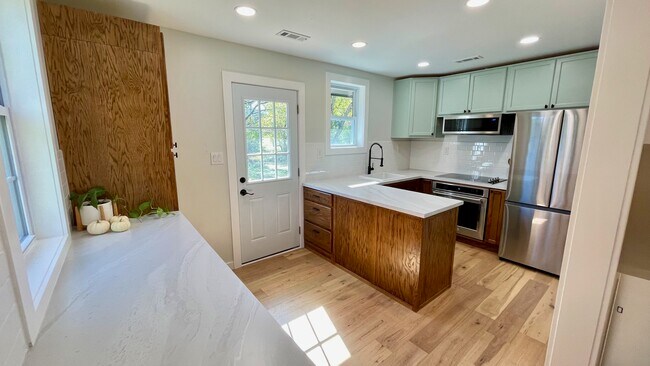 Building Photo - 820 Goldfinch Ave