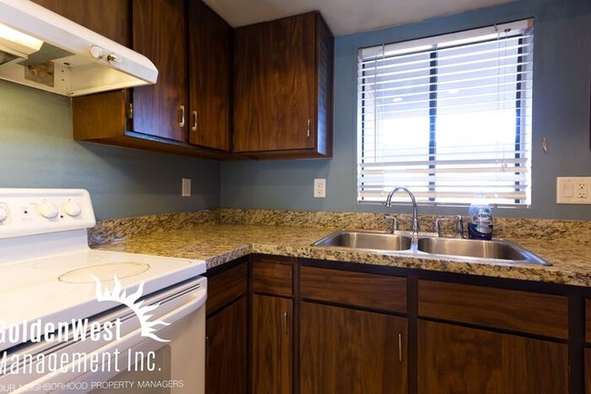 Building Photo - Spacious 2Bdm 2Ba Condo at LakeBrook Villas