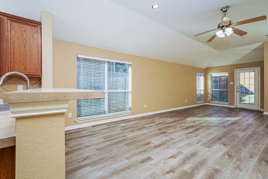 Building Photo - 5404 Centeridge Ln