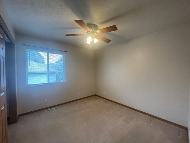 Building Photo - Home For Rent Papillion