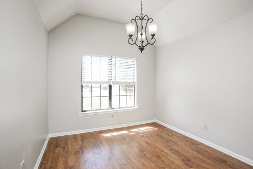 Building Photo - 10824 Ridgefield Dr