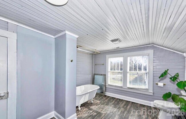 Building Photo - 508 S Main St