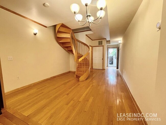 Building Photo - 936 4th St NE