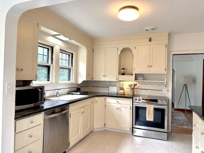 Building Photo - Private room for rent in Laurlhurst