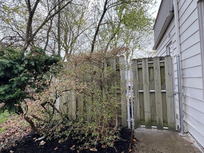 Building Photo - Detroid Shoreway Renovated  4 Bedroom, 2 B...