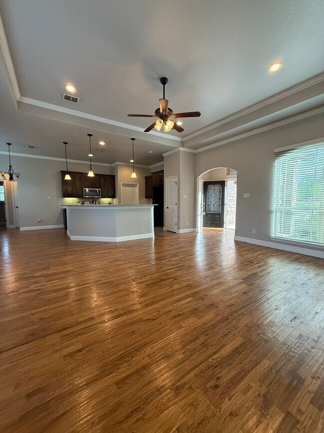 Building Photo - 3/2/2 - WATER + LAWN CARE Included + COMMUTER FRIENDLY