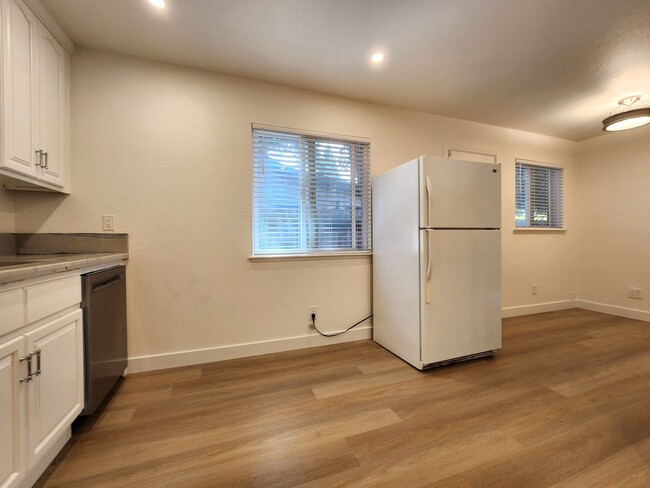 Building Photo - Beautiful Remodeled Duplex in Palo Alto Av...