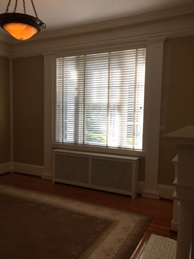 Den - 1403 N Augusta St