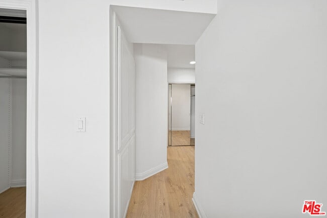 Building Photo - 133 N Swall Dr