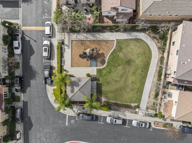 Building Photo - "Charming 3-Bedroom Haven with 2.5 Baths in Santa Clarita – Spacious 1694 Sq Ft Home Awaits!"