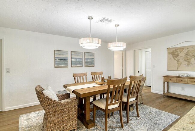 Building Photo - 6722 Roxbury Dr