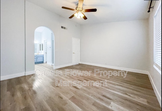 Building Photo - 691 W Fairview St