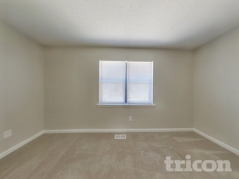 Building Photo - 17 Paces Meadows Dr