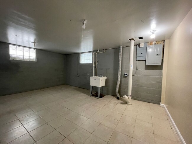 Building Photo - 5233 Anthony St