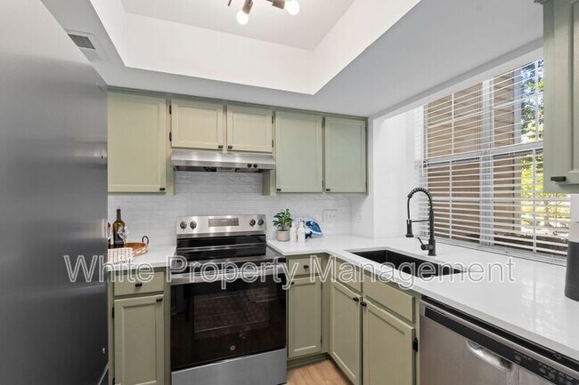 Building Photo - 9231 Kings Canyon Dr