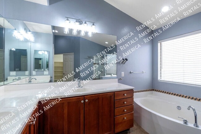 Building Photo - 14024 E Fairway Bluff Ct