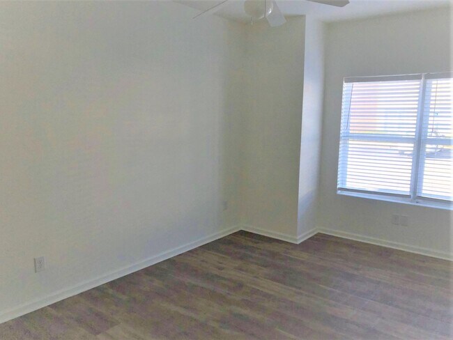 Building Photo - 2/2 Dolphin Villas Condo, Gulf Shores!