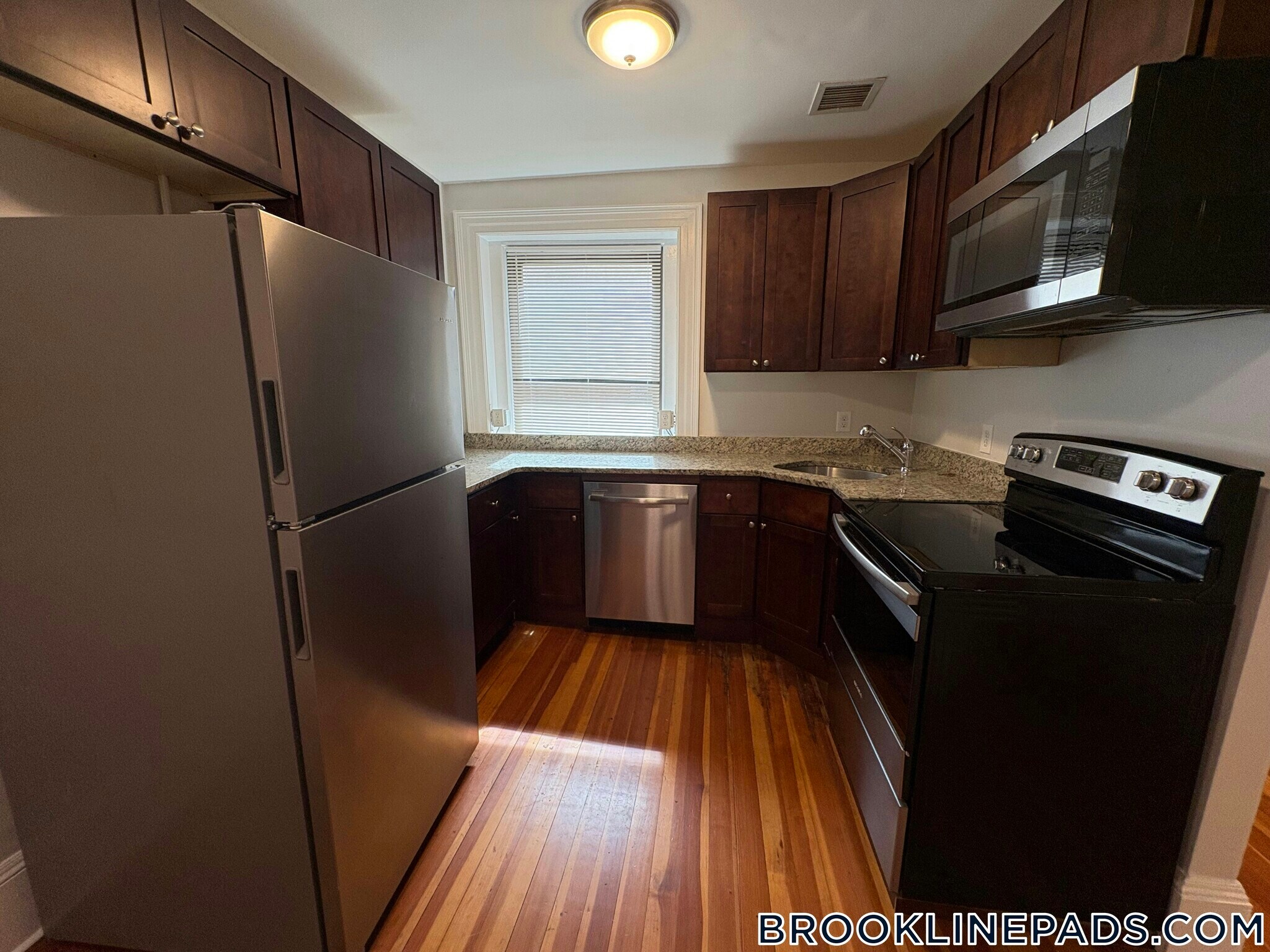 Building Photo - 1463 Beacon St