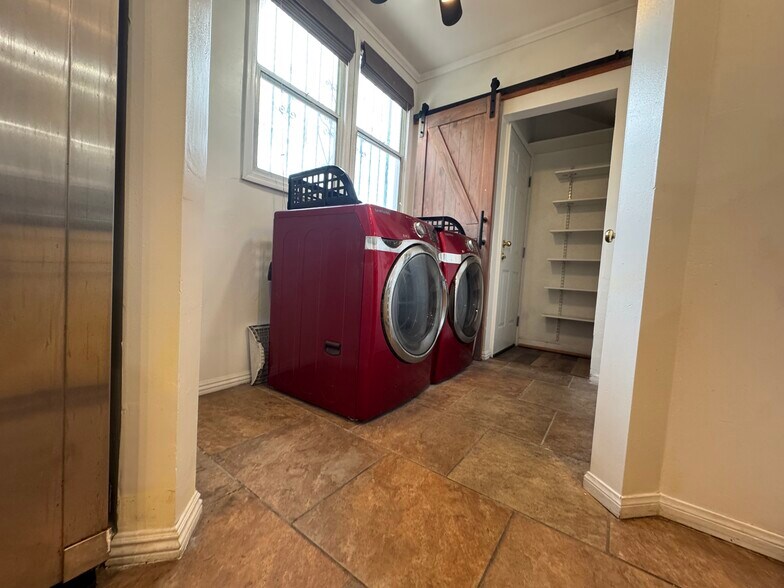 Building Photo - 1056 S Redondo Blvd