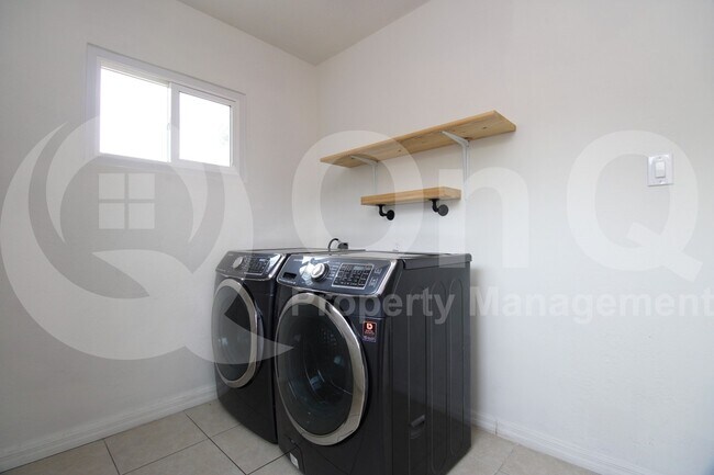 Building Photo - 50 E Valencia Dr