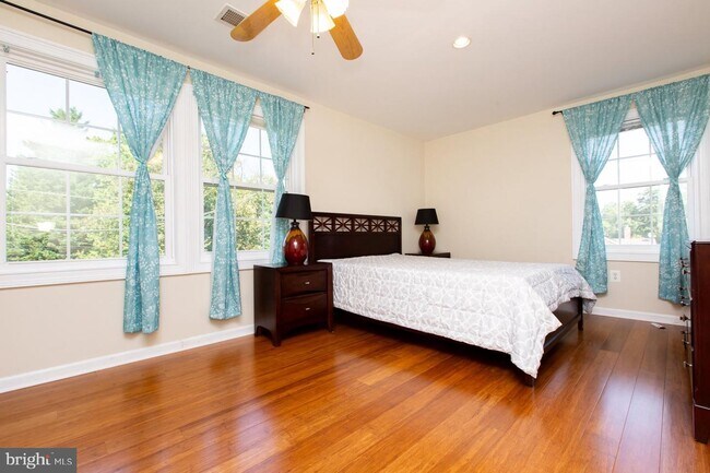 Building Photo - 303 Lincoln Ave