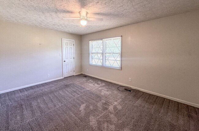 Building Photo - Charming 3 Bed 2.5 Bath Fayetteville Home