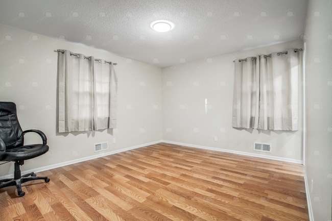 Building Photo - Move in mid-April