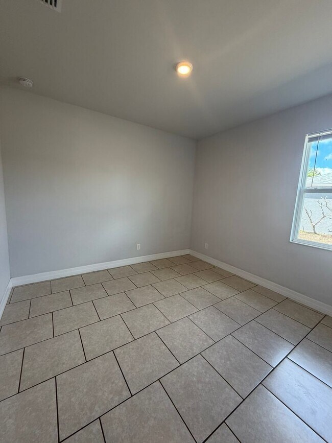 Building Photo - 1131 San Cristobal Ave