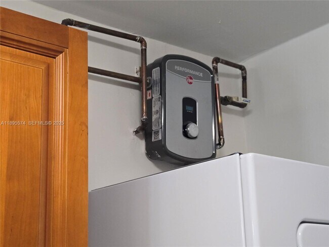 Building Photo - 716 NW 14th Way